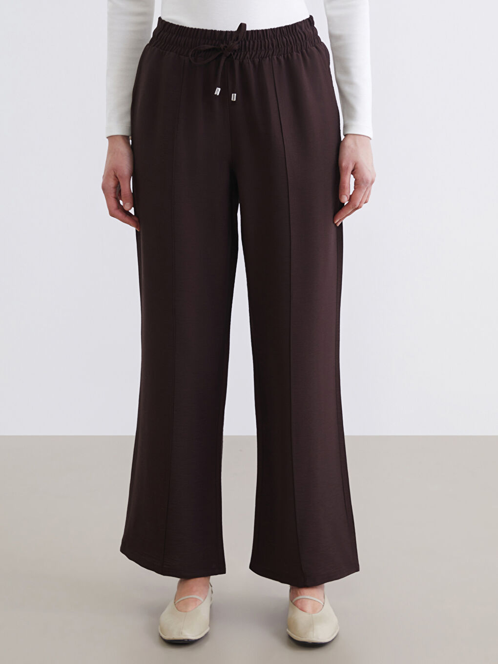 Effortless elegance meets everyday comfort in our wide-leg trousers with a flattering elasticated waist.-1
