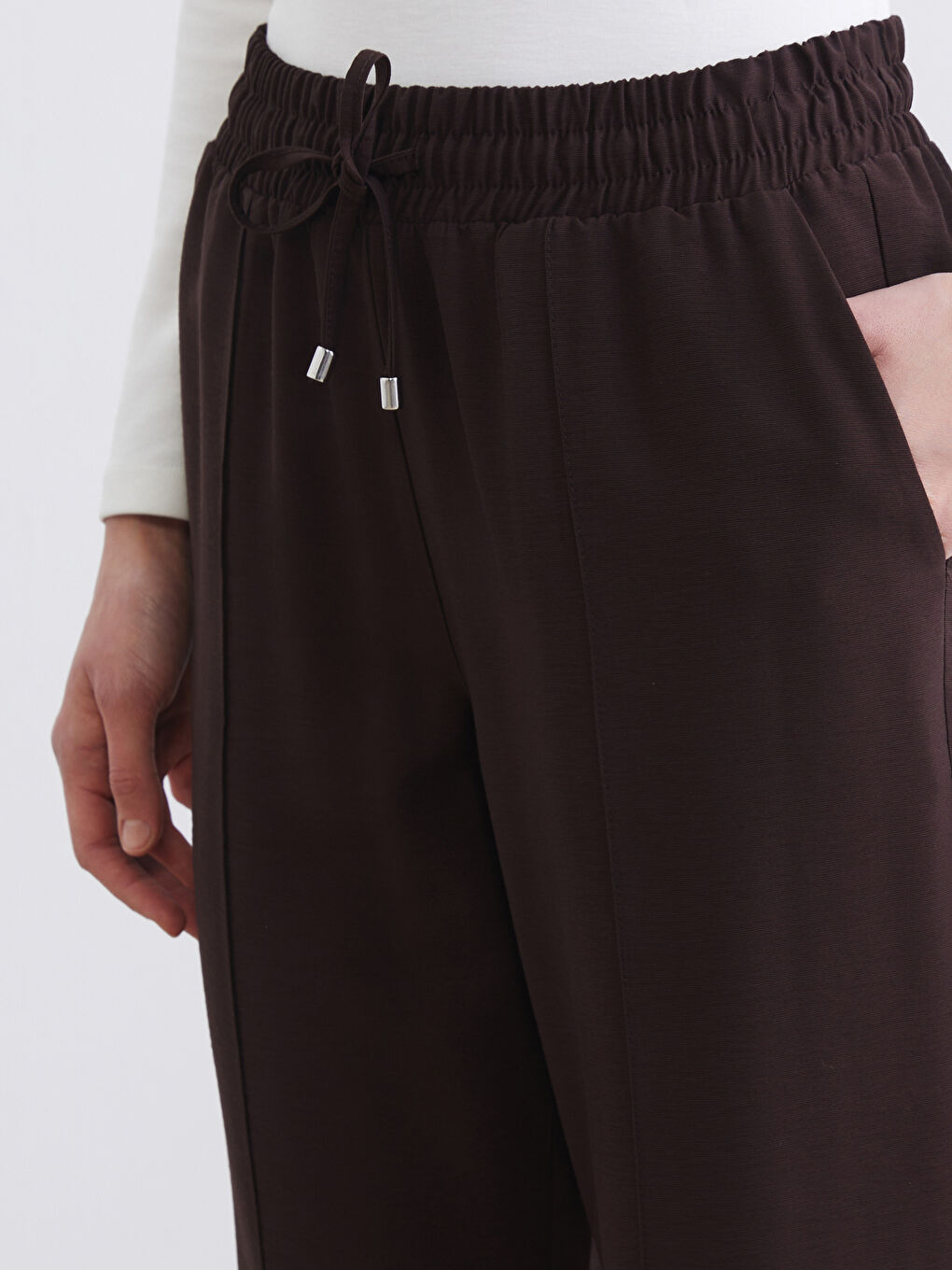 Effortless elegance meets everyday comfort in our wide-leg trousers with a flattering elasticated waist.-2