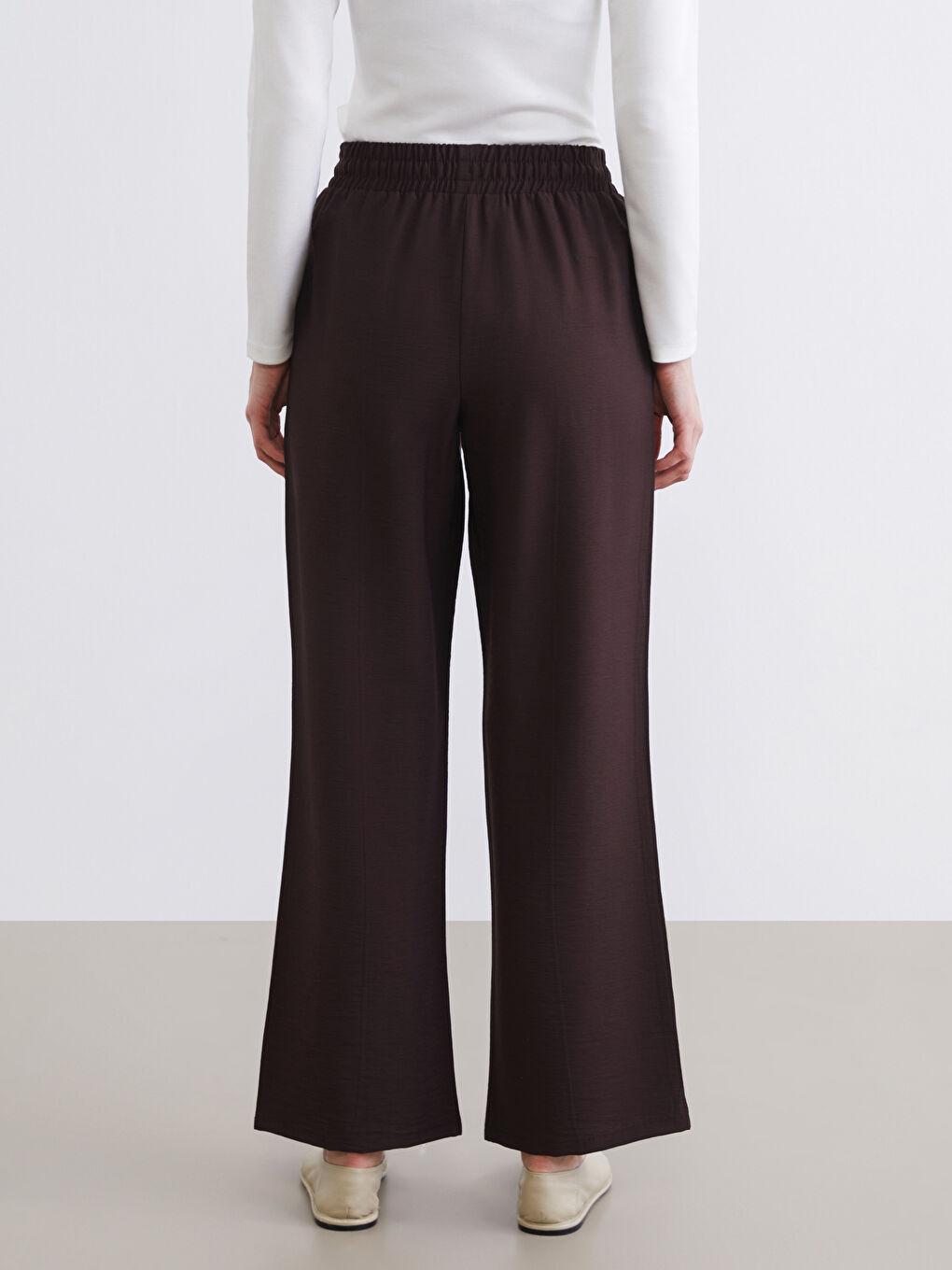 Effortless elegance meets everyday comfort in our wide-leg trousers with a flattering elasticated waist.-3