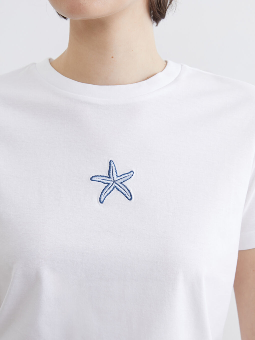 Μπλουζάκι για γυναίκες με στρογγυλή λαιμόκοψη και κεντημένο μοτίβο-2