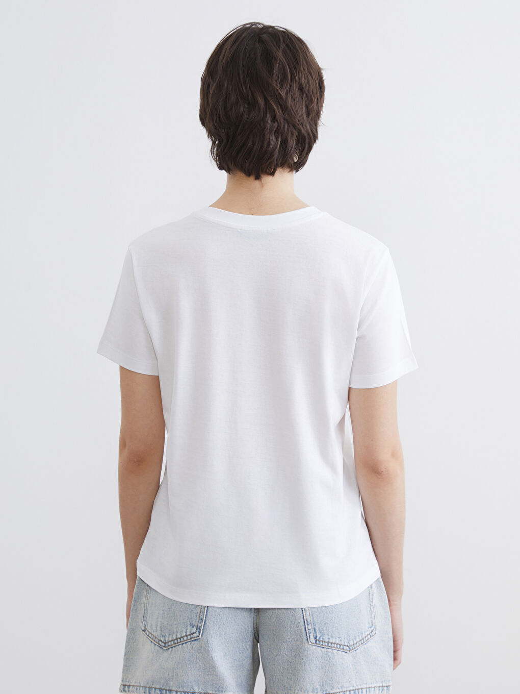 Μπλουζάκι για γυναίκες με στρογγυλή λαιμόκοψη και κεντημένο μοτίβο-3