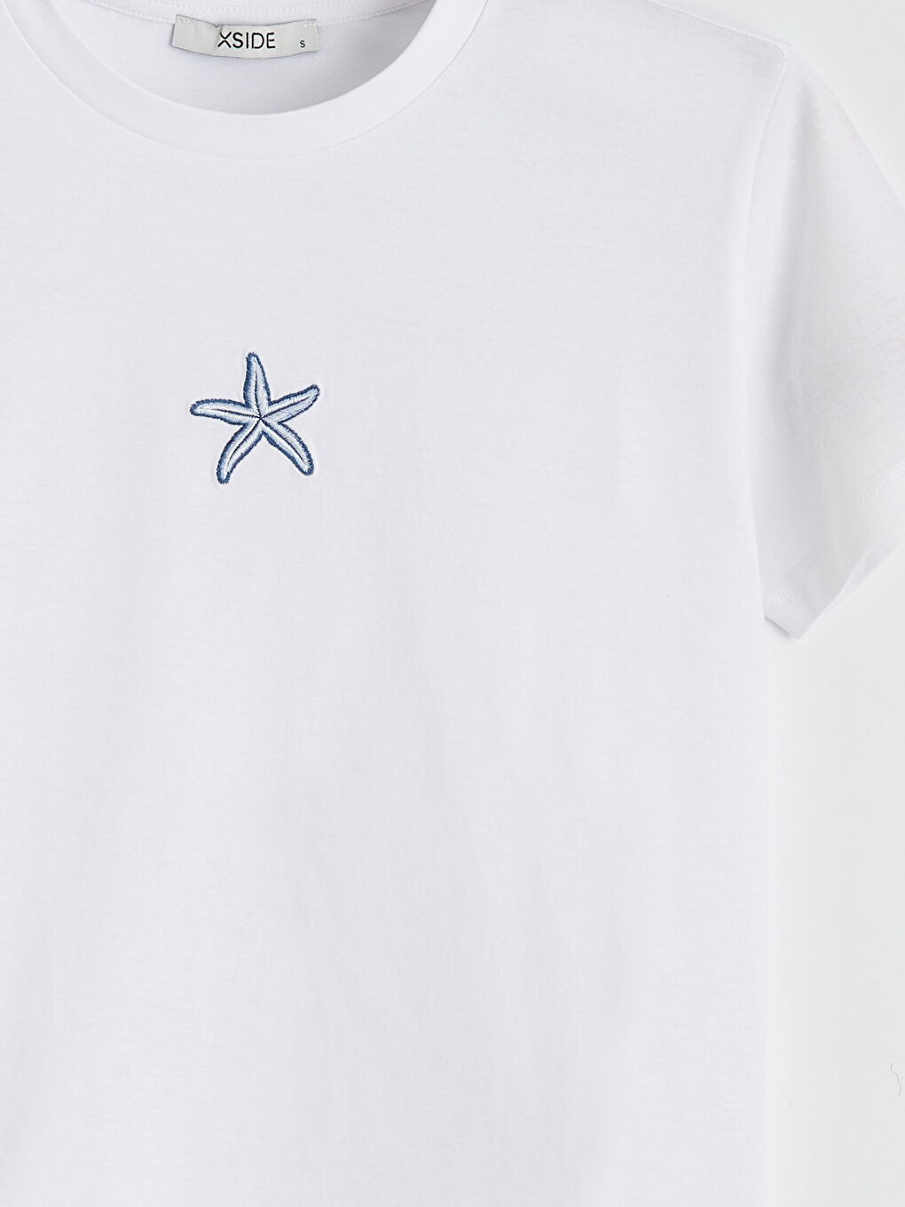 Μπλουζάκι για γυναίκες με στρογγυλή λαιμόκοψη και κεντημένο μοτίβο-5