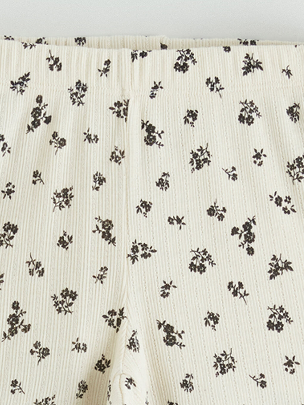 Bej Çiçek Desenli Kız Çocuk Şort-1