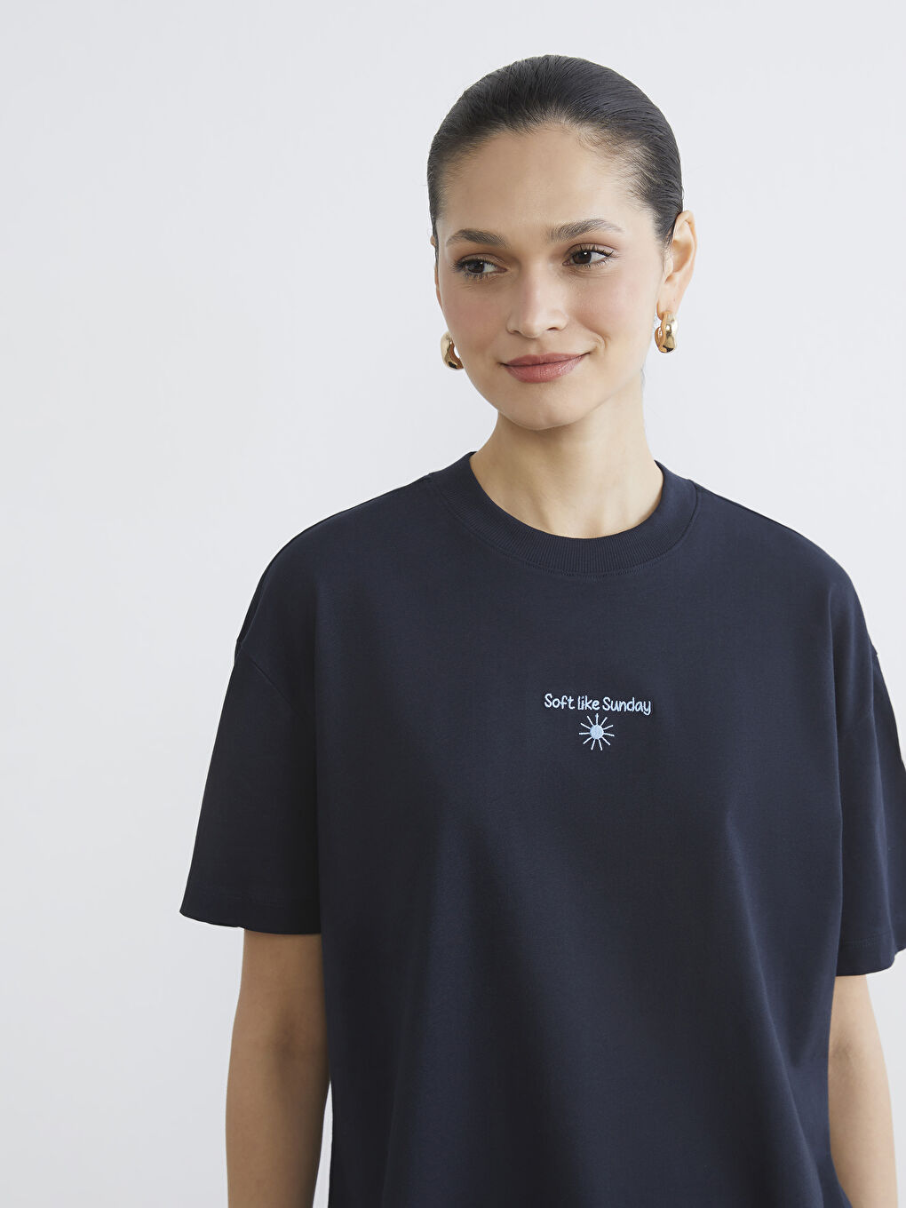 تيشيرت حريمي برقبة دائرية مطرز