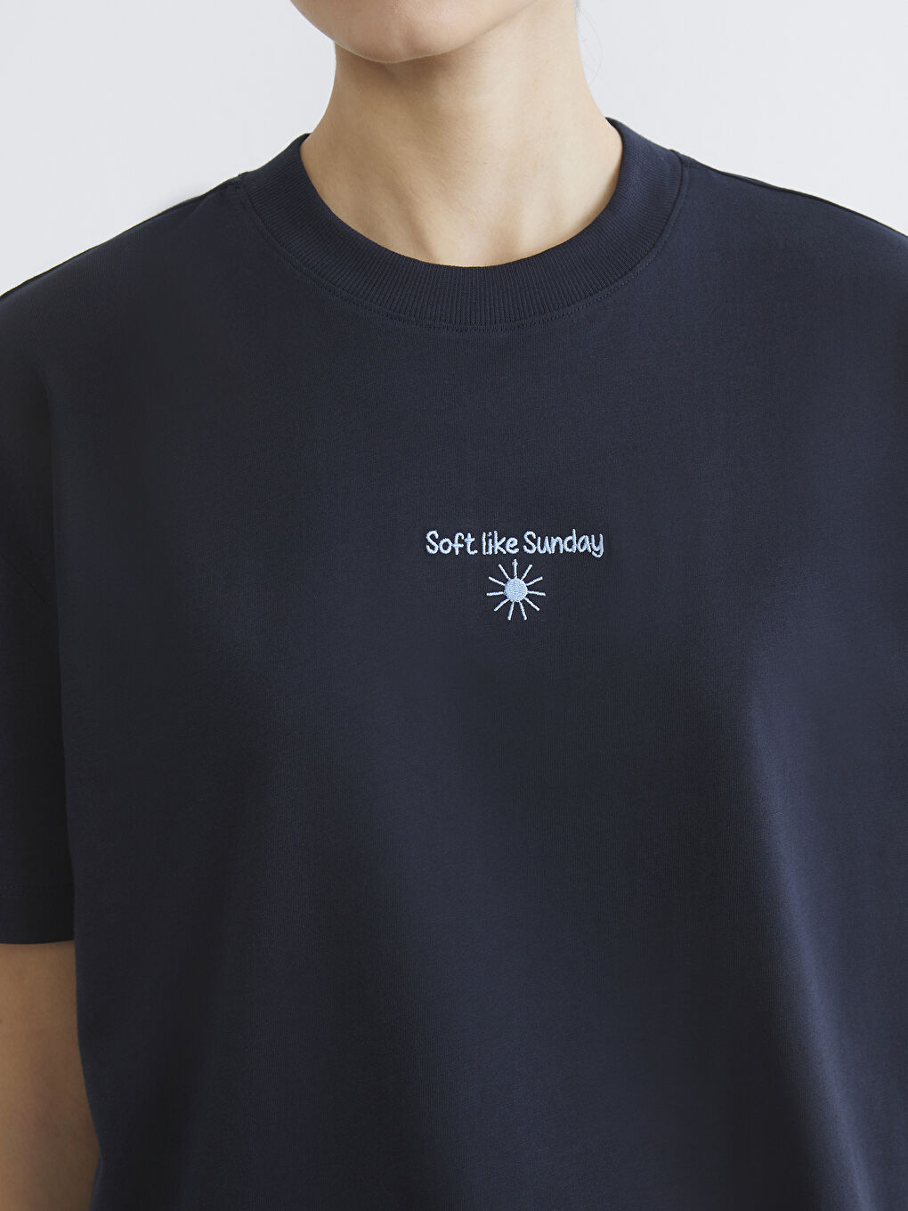 تيشيرت حريمي برقبة دائرية مطرز-2