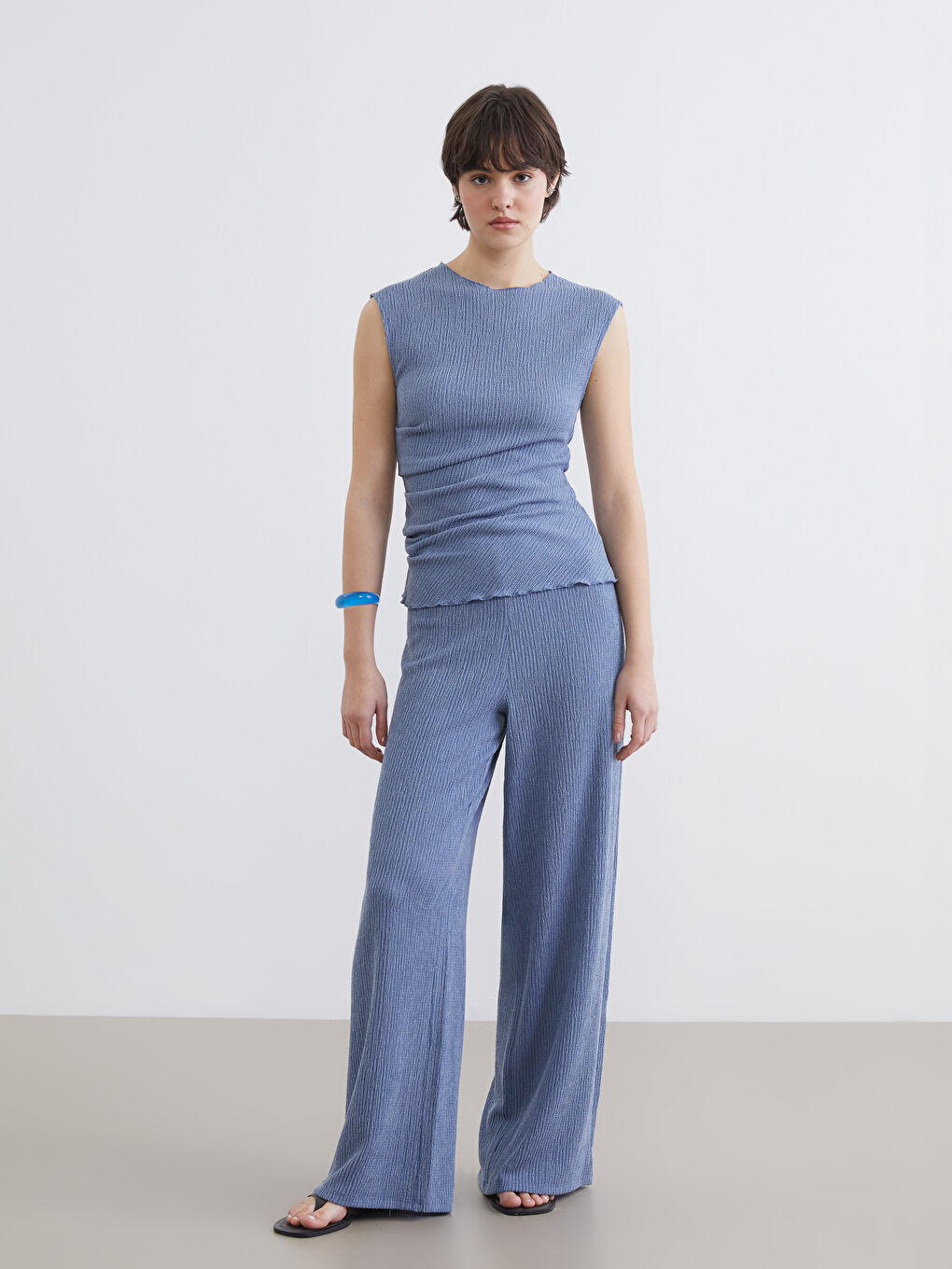 ქალი ლურჯი შარვალი