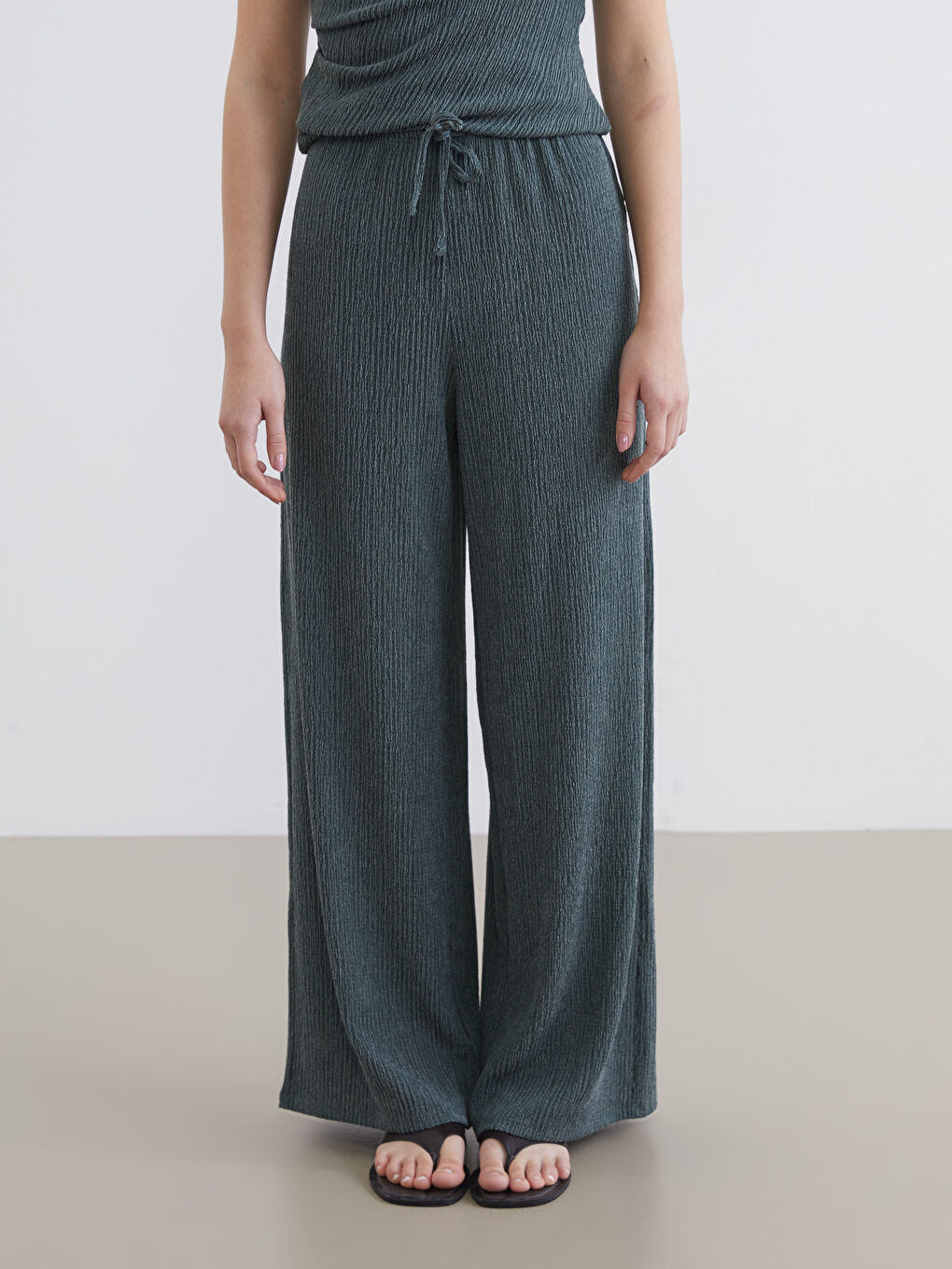 ქალი მწვანე შარვალი-1