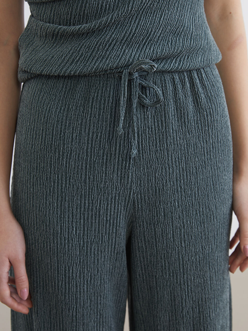 ქალი მწვანე შარვალი-2