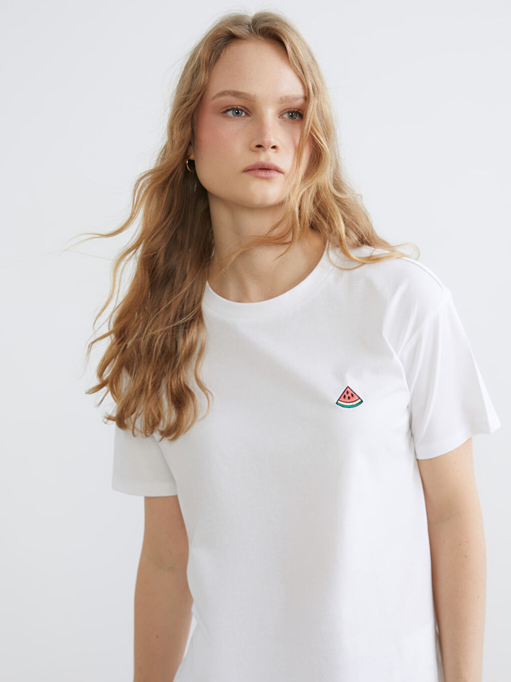 Дамска тениска с кръгло деколте и бродирана диня