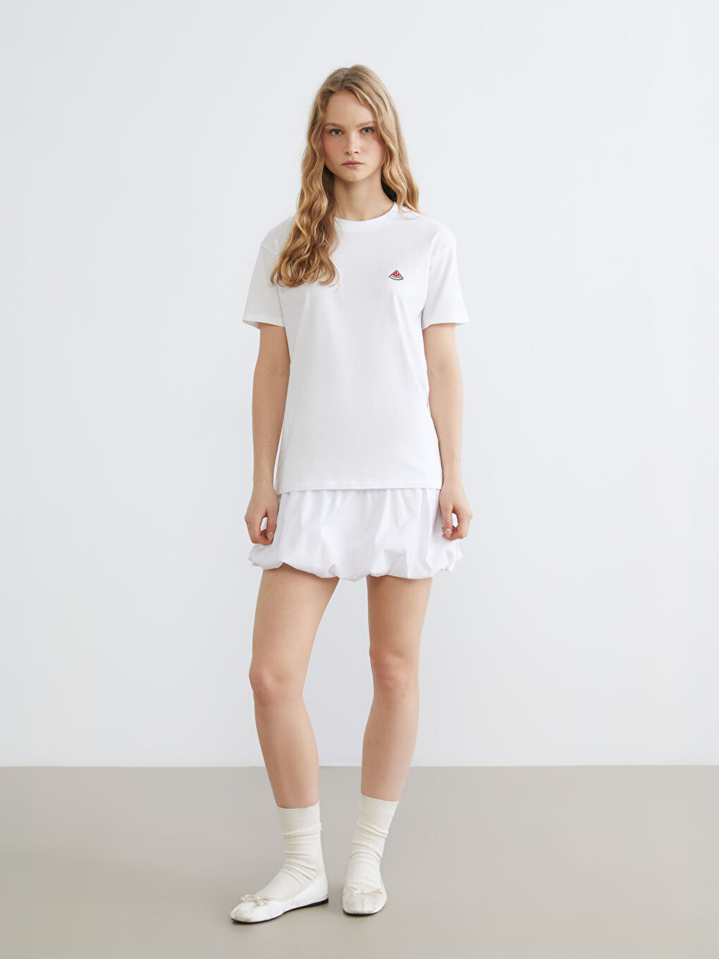 Дамска тениска с кръгло деколте и бродирана диня-1