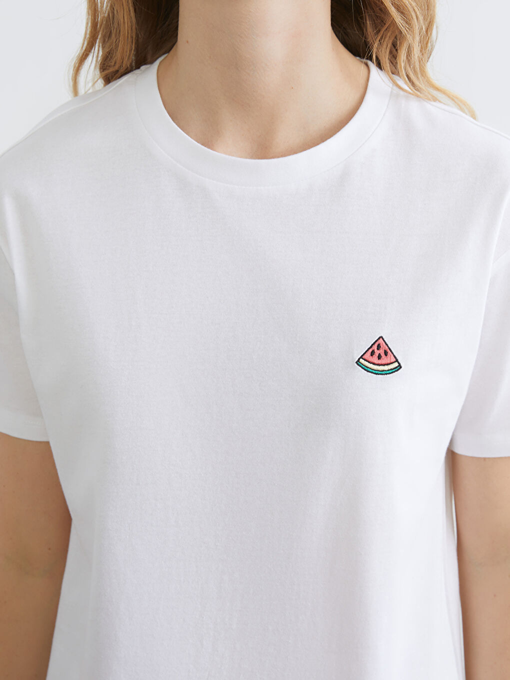 Дамска тениска с кръгло деколте и бродирана диня-2