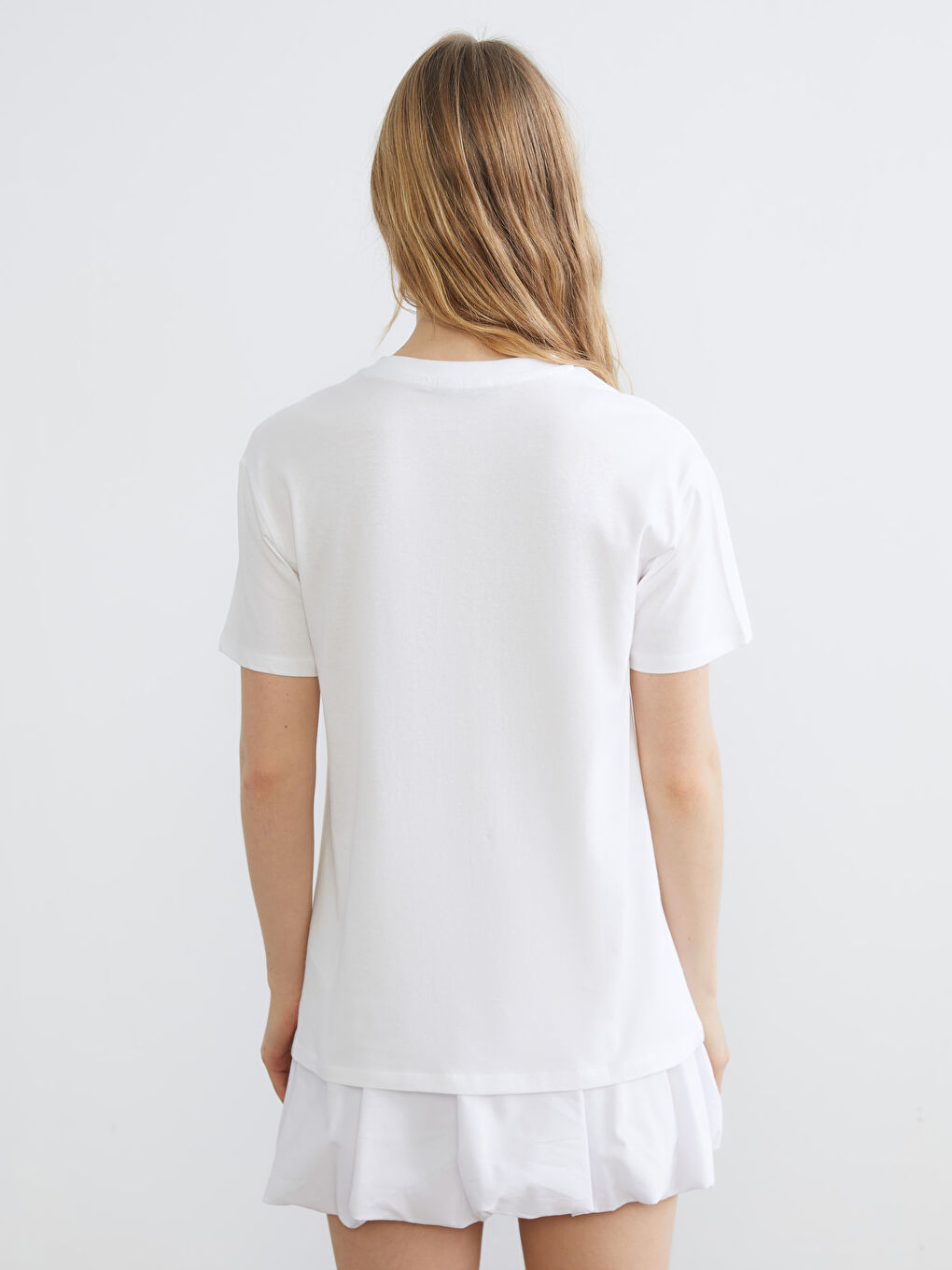 Дамска тениска с кръгло деколте и бродирана диня-3