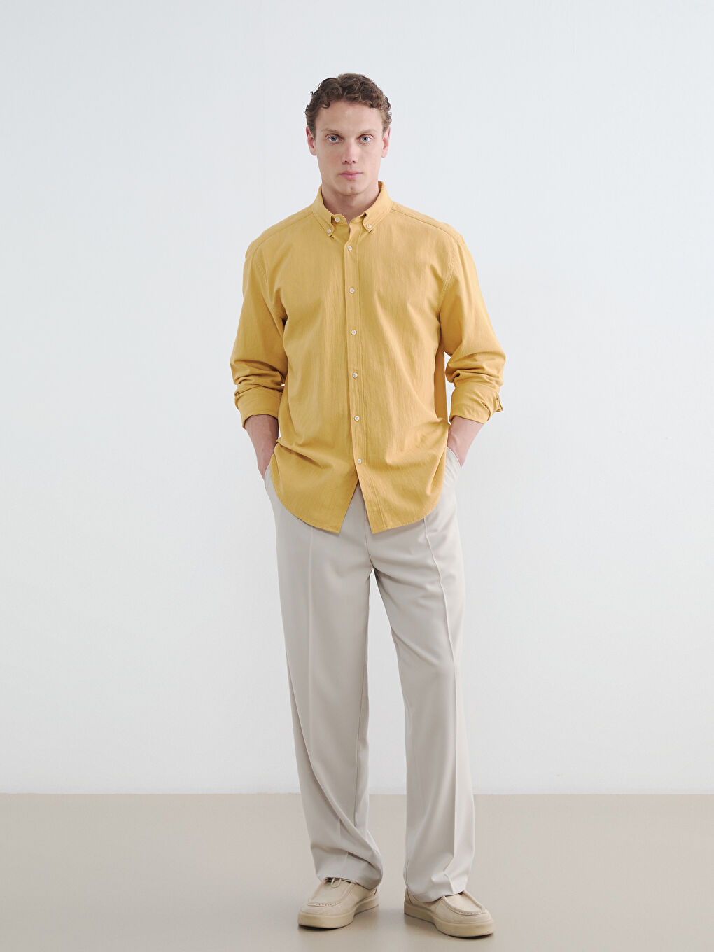 Muške svečane pantalone opuštenog kroja sa faltama