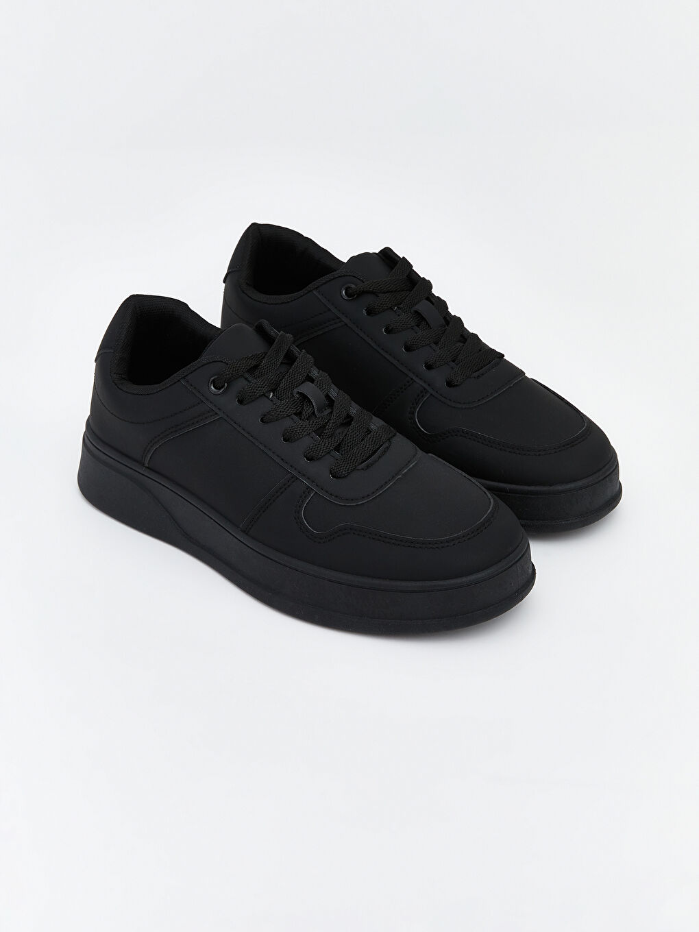 پێڵاوی وەرزشی ڕه‌ش پیاو