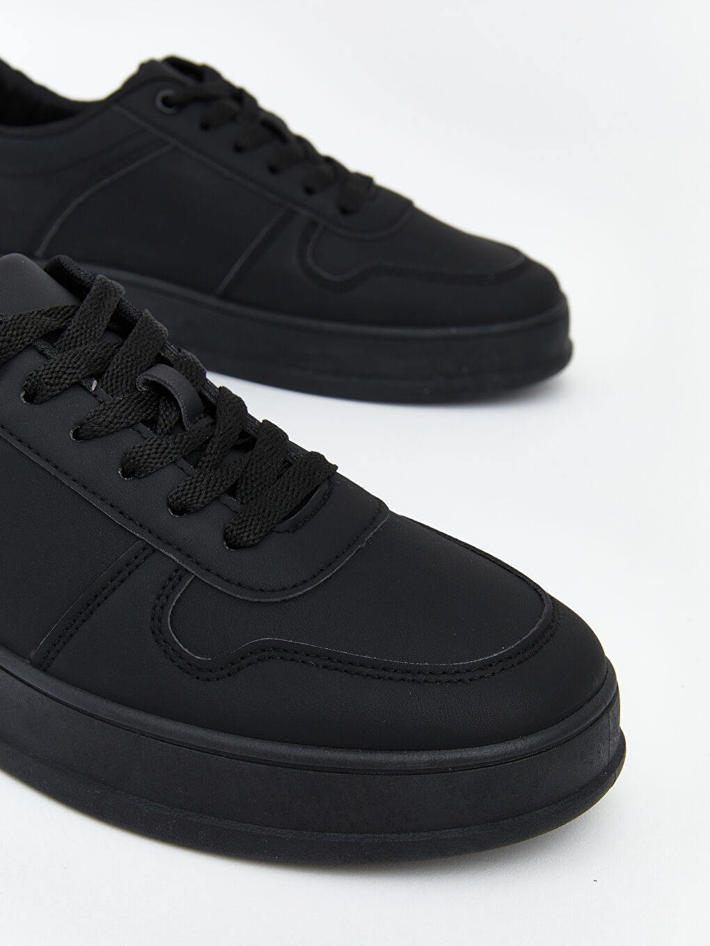 پێڵاوی وەرزشی ڕه‌ش پیاو-2