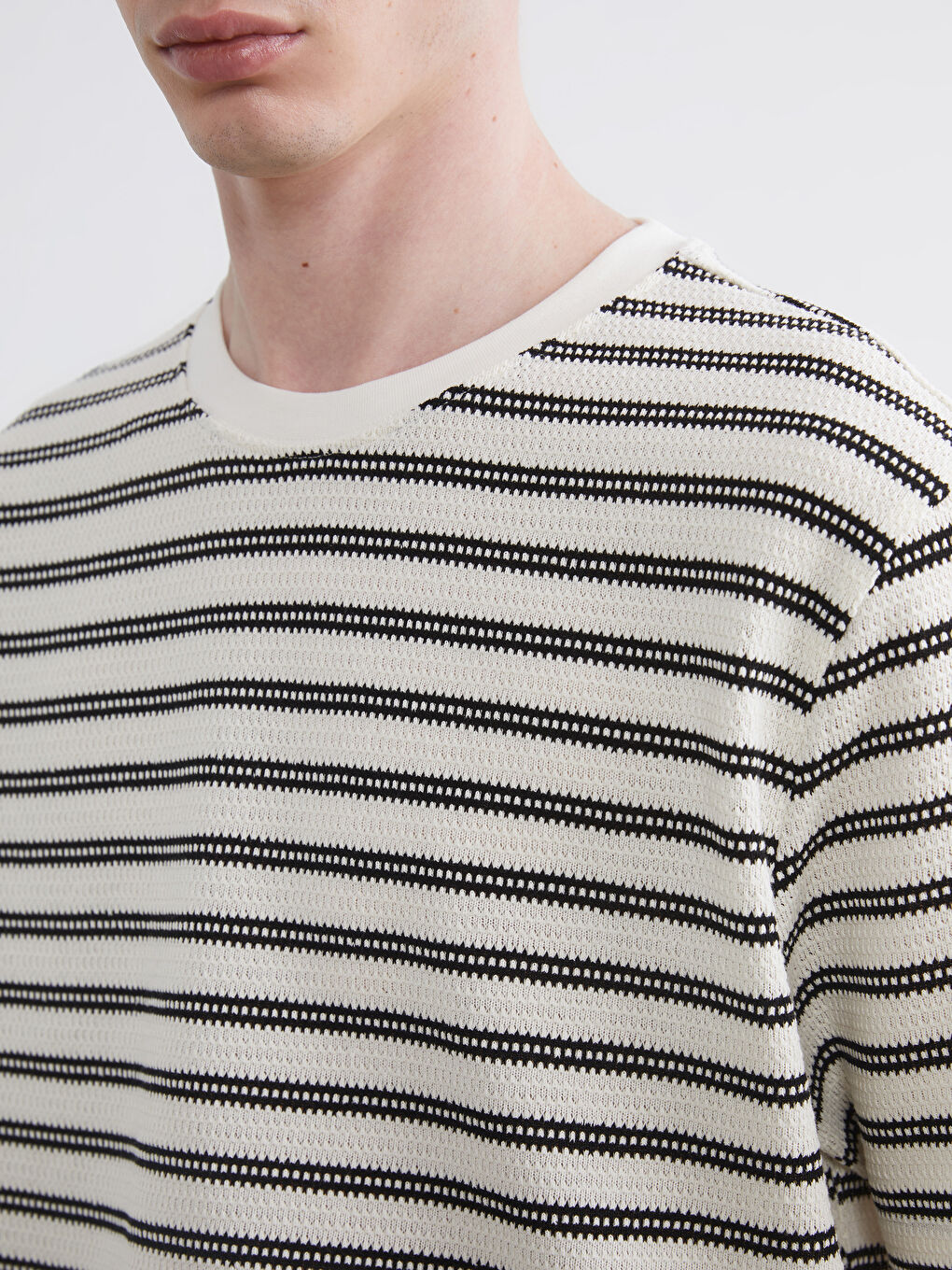 Siyah Bisiklet Yaka Çizgili Erkek Tişört-2