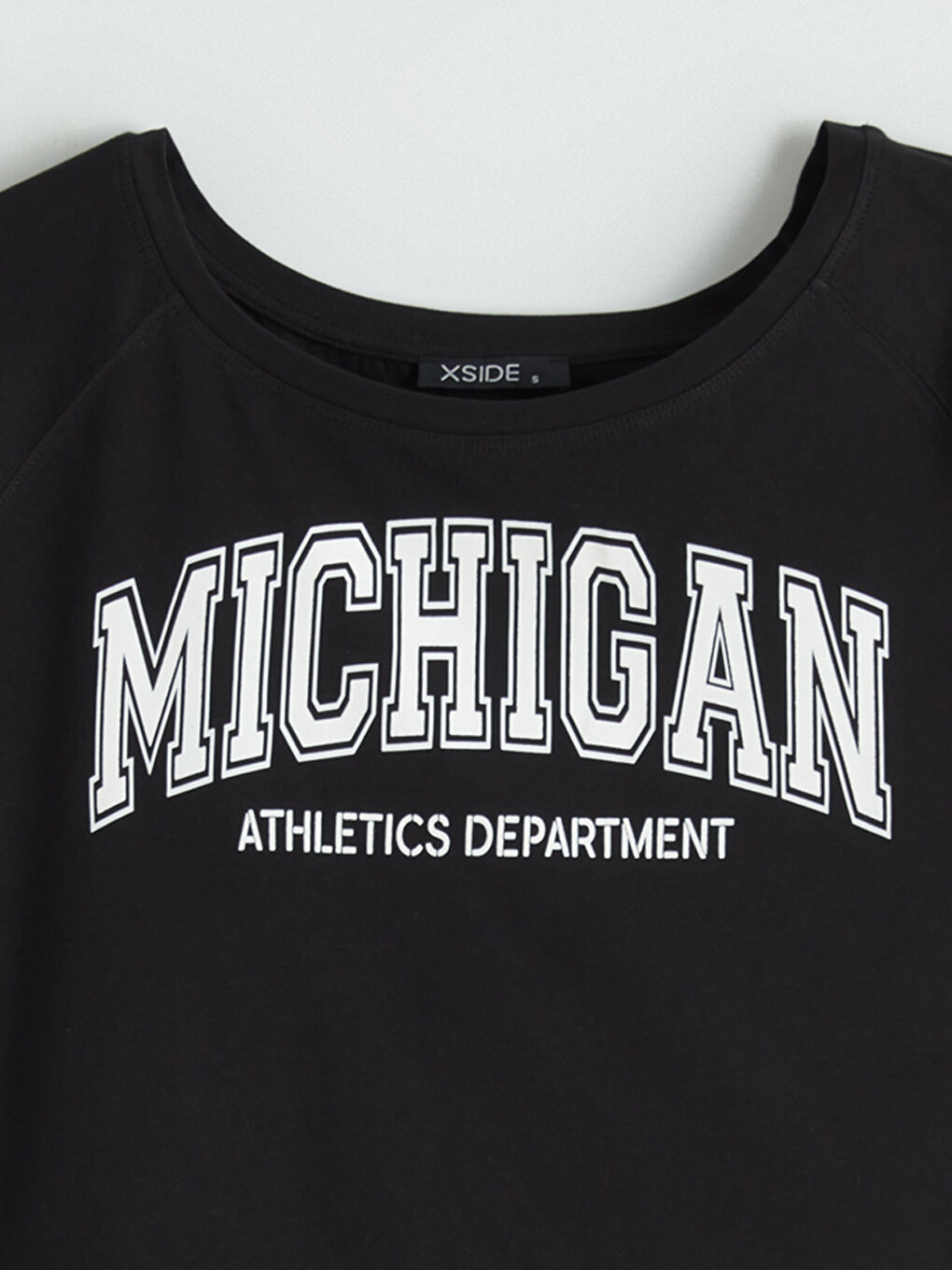 Тениска за жени с отпечатка на Мичиган и скосено деколте-5