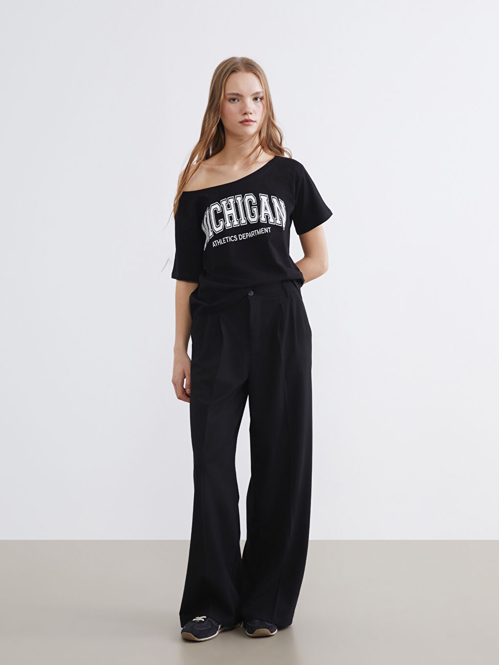 Тениска за жени с отпечатка на Мичиган и скосено деколте-1