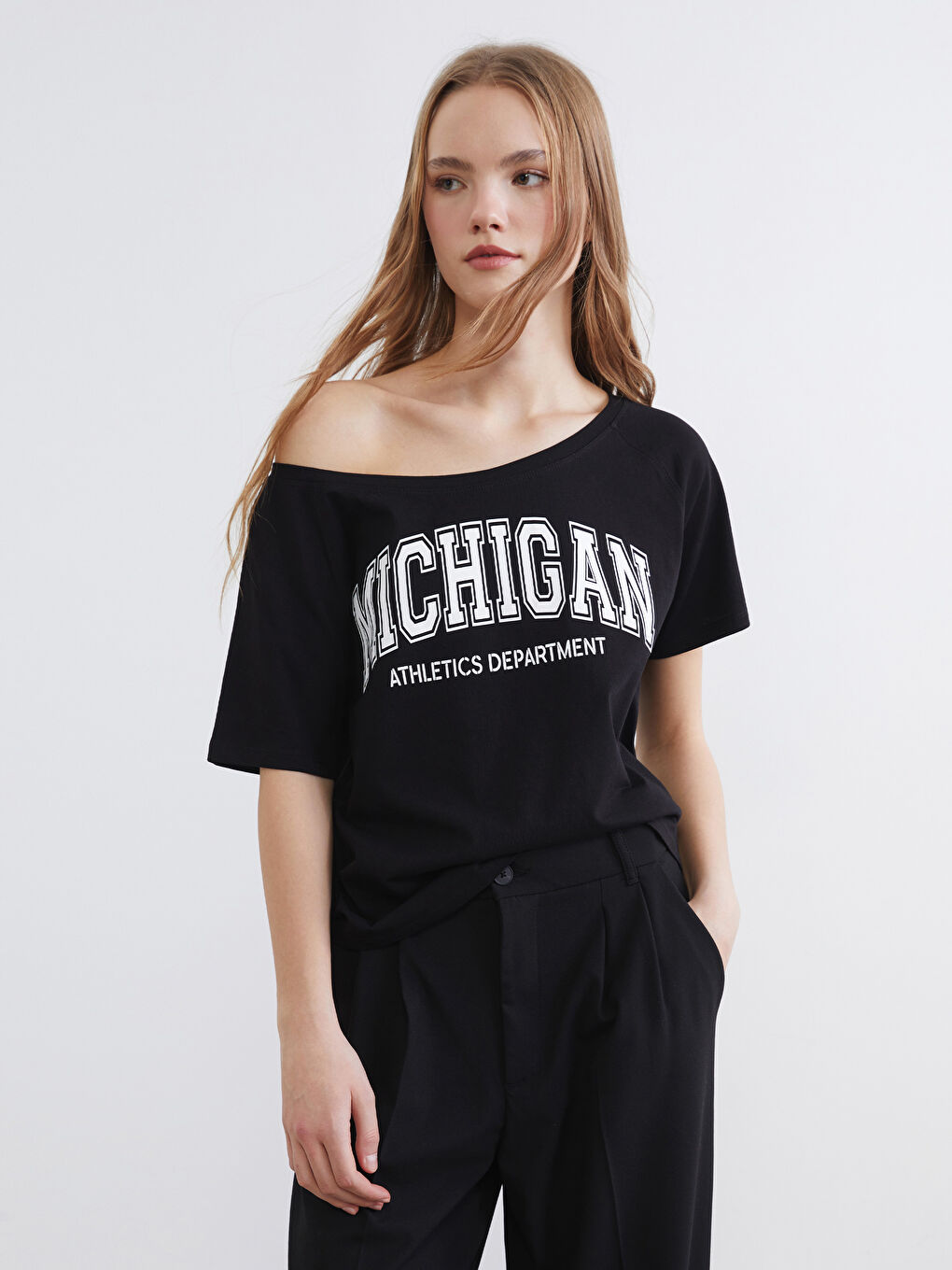 Тениска за жени с отпечатка на Мичиган и скосено деколте-2