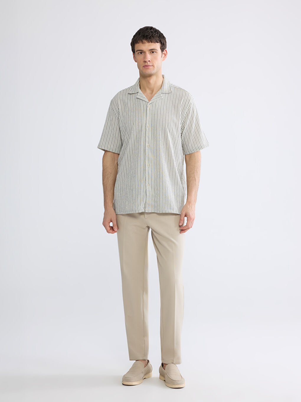 რეგულარული მოყვანილობის ქემპის საყელო ზოლიანი მამაკაცის პერანგი-1