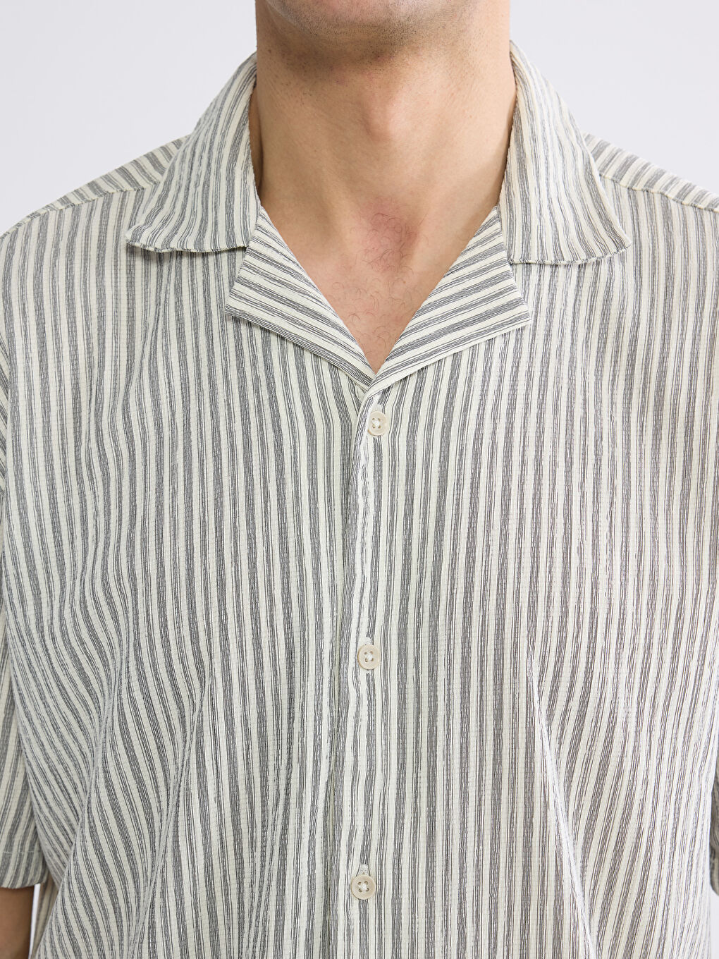 რეგულარული მოყვანილობის ქემპის საყელო ზოლიანი მამაკაცის პერანგი-2