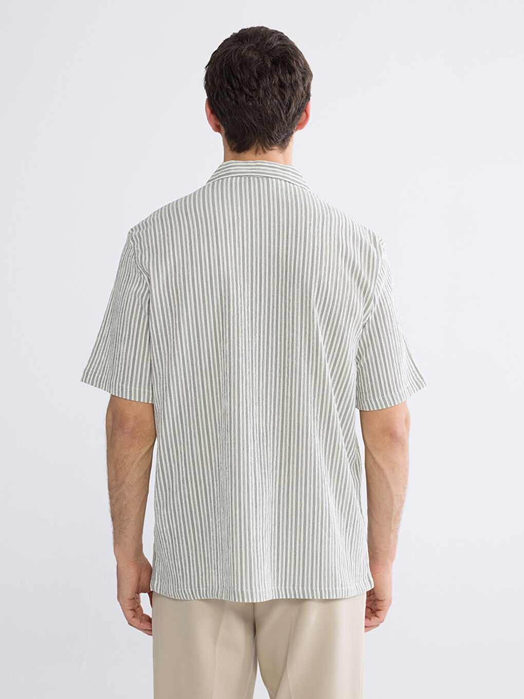 რეგულარული მოყვანილობის ქემპის საყელო ზოლიანი მამაკაცის პერანგი-3