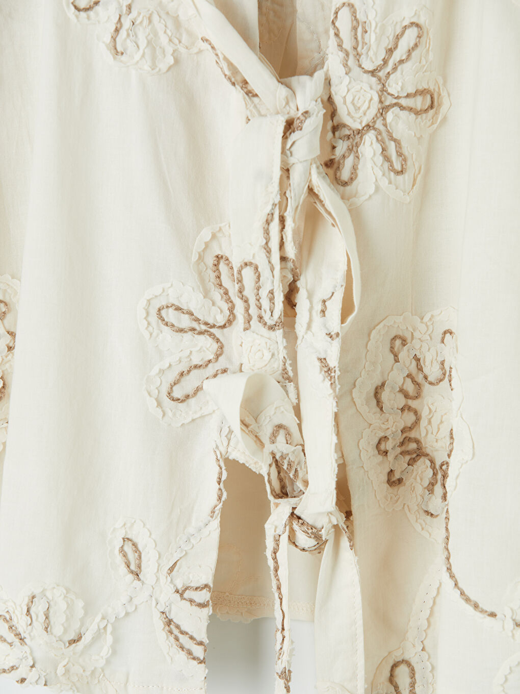 Kaçık Yaka Nakışlı Bağlamalı Bluz-6