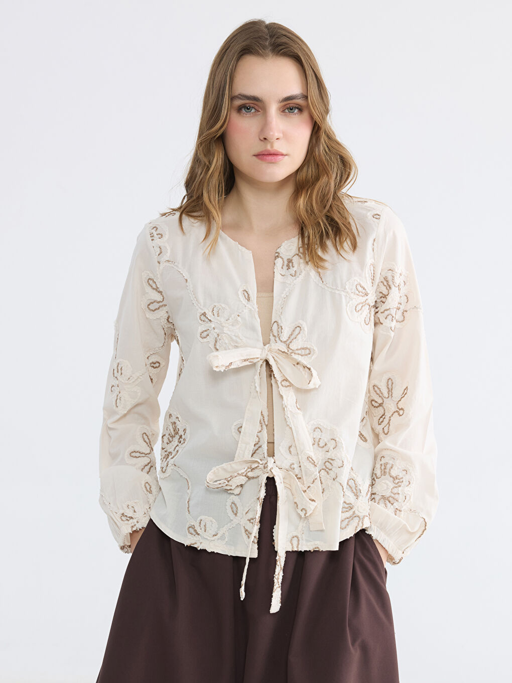 Kaçık Yaka Nakışlı Bağlamalı Bluz