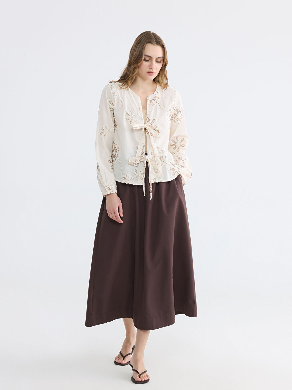 Kaçık Yaka Nakışlı Bağlamalı Bluz-1