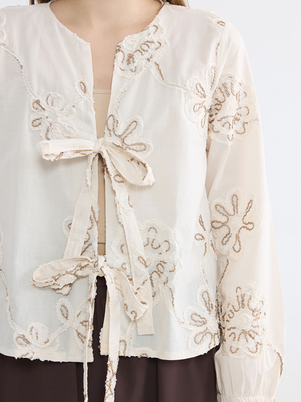 Kaçık Yaka Nakışlı Bağlamalı Bluz-2