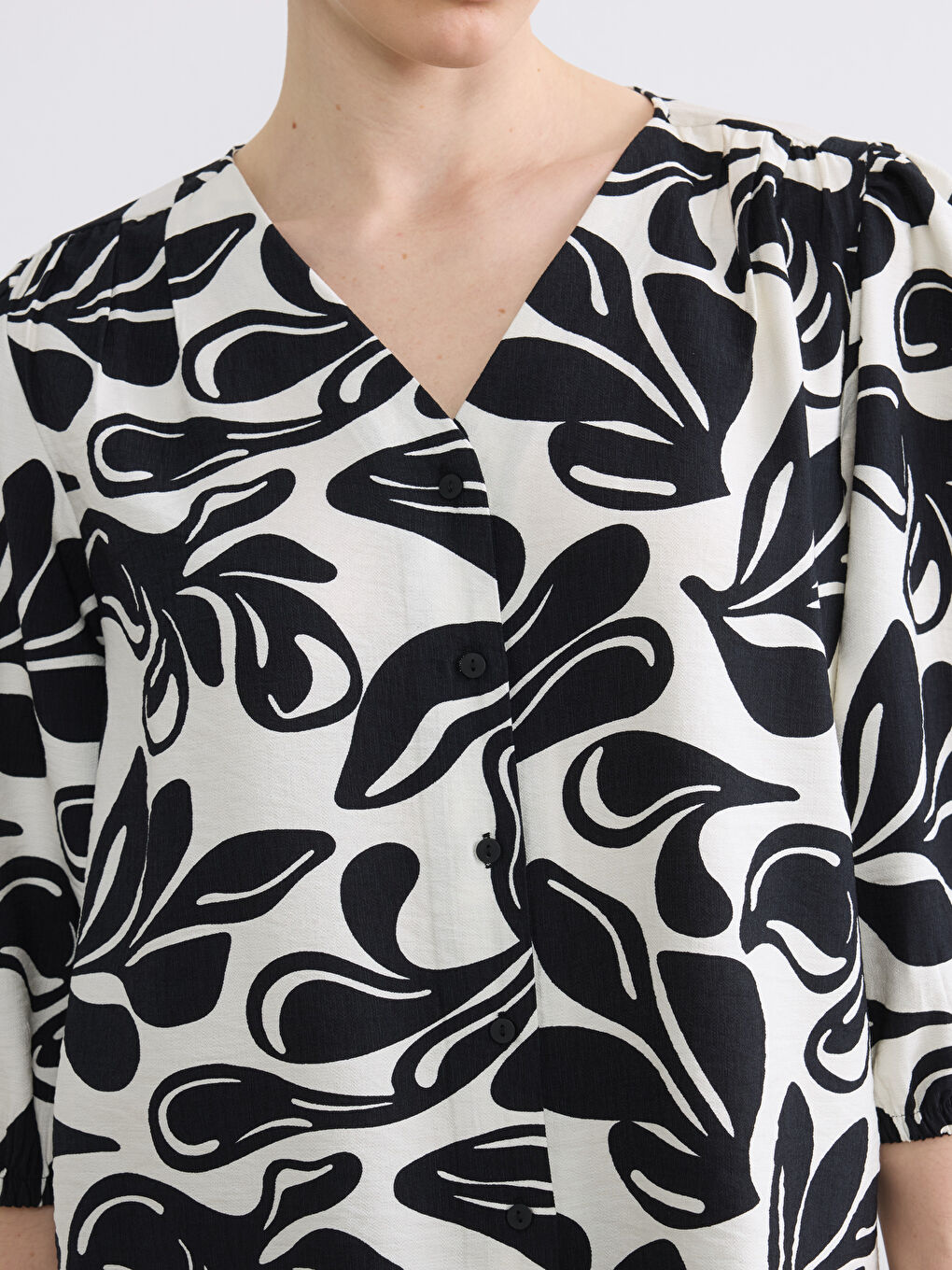 V Yaka Desenli Balon Kollu Bluz-2