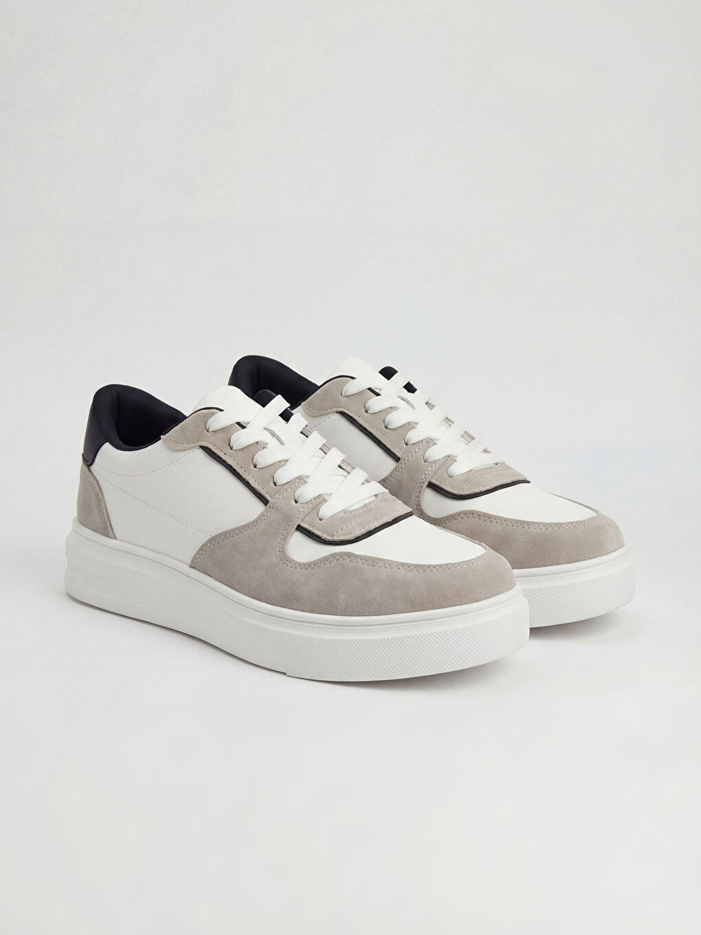 أحذية رياضية