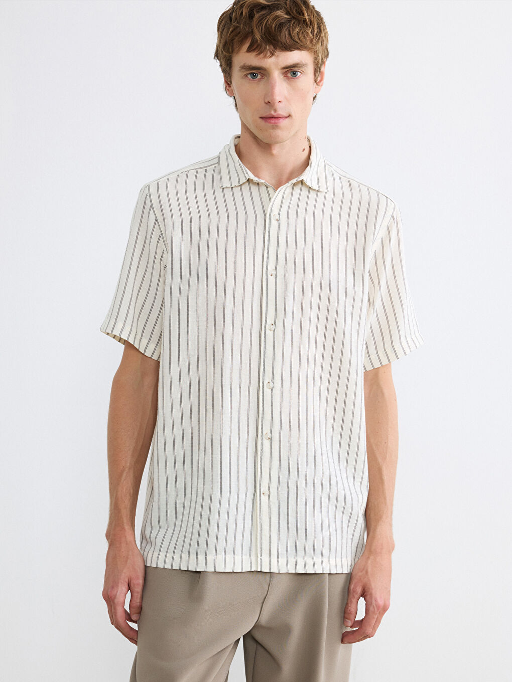 Мъж Екрю Риза