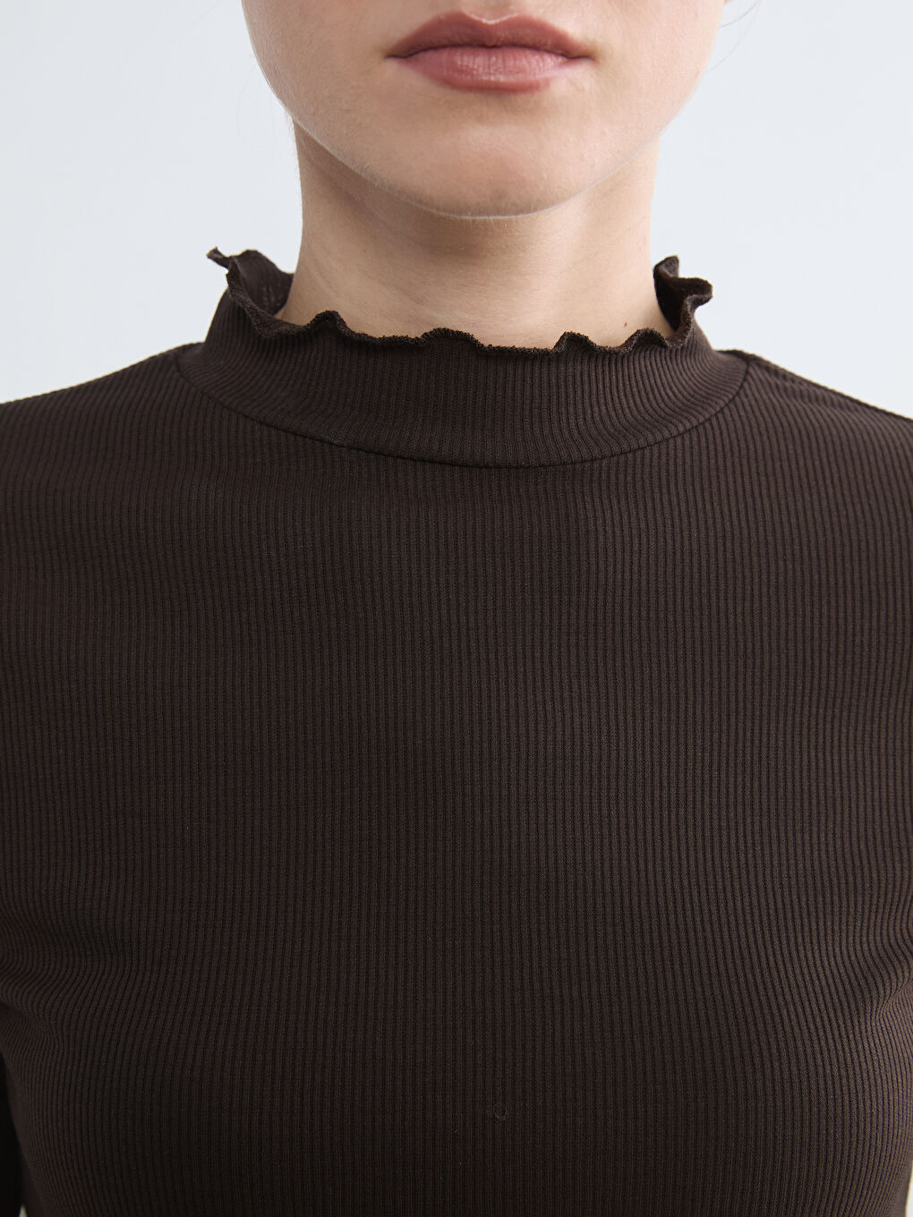 Kahverengi Fırfırlı Dik Yaka Kadın Body-3