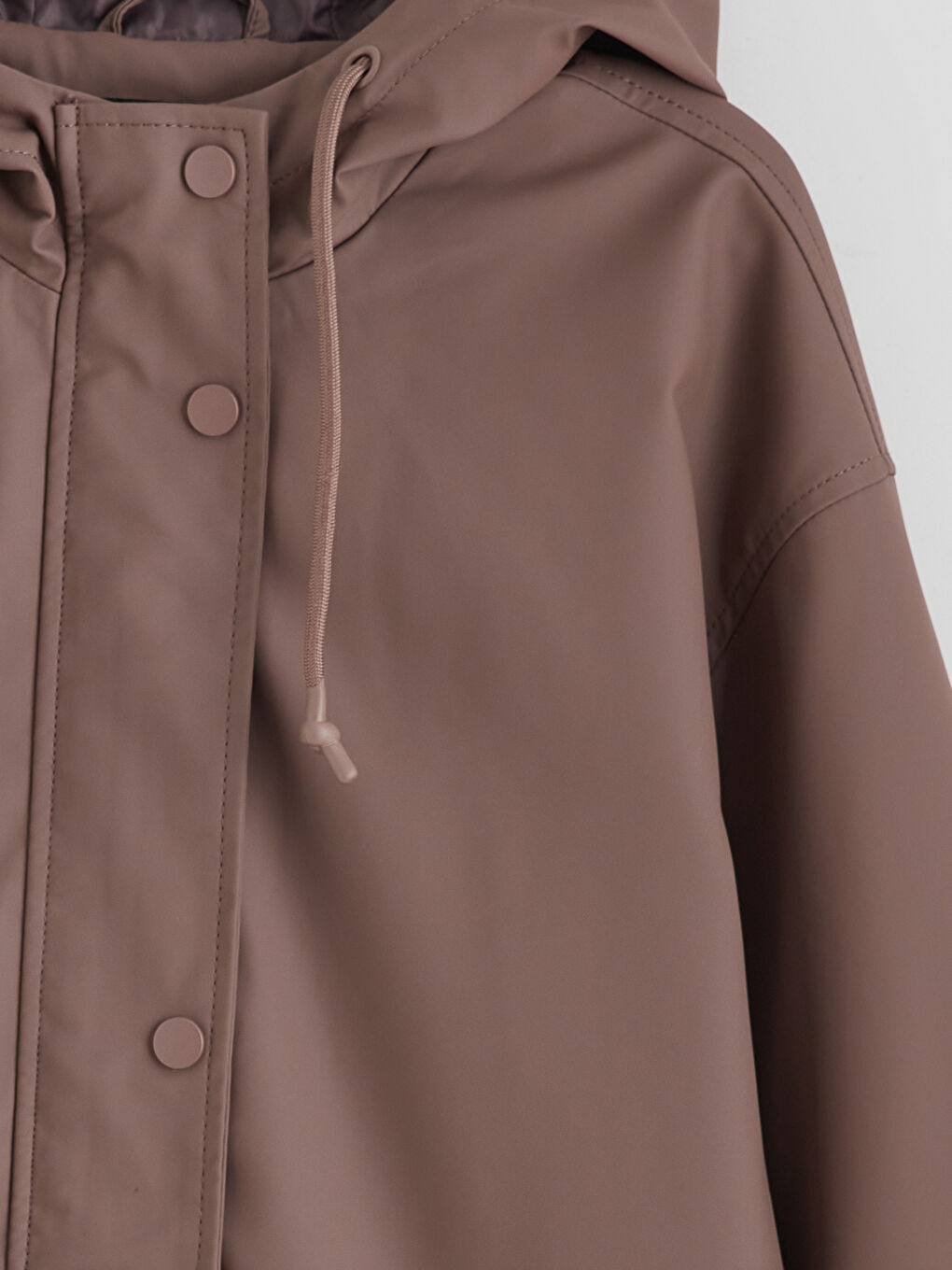 Kahverengi Kapüşonlu Kadın Yağmurluk-5