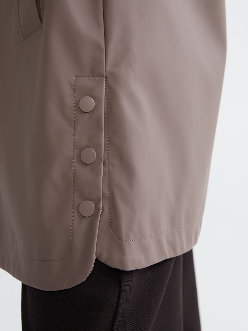 Kahverengi Kapüşonlu Kadın Yağmurluk-2