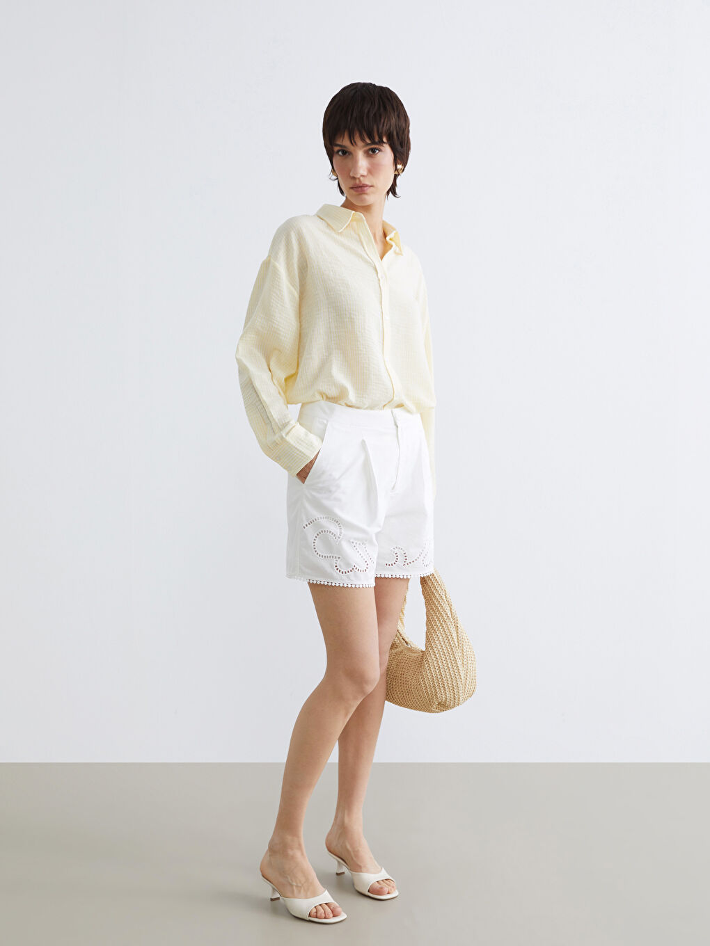 Beyaz Loose Fit Nakışlı Kadın Şort