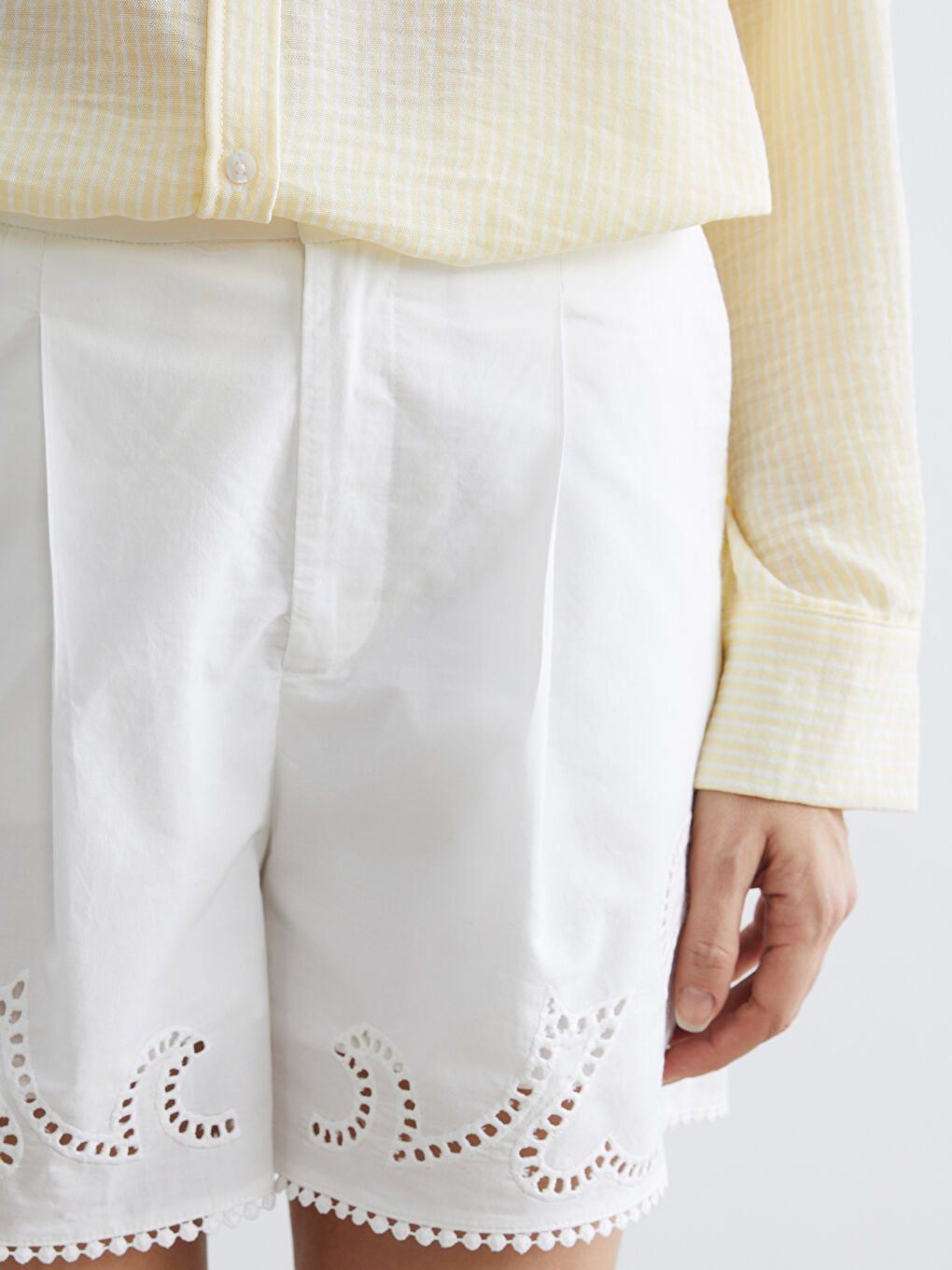 Beyaz Loose Fit Nakışlı Kadın Şort-2