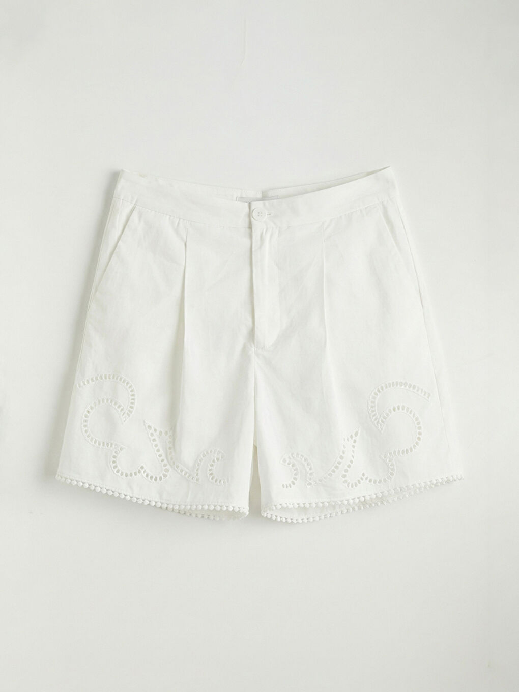 Beyaz Loose Fit Nakışlı Kadın Şort-4