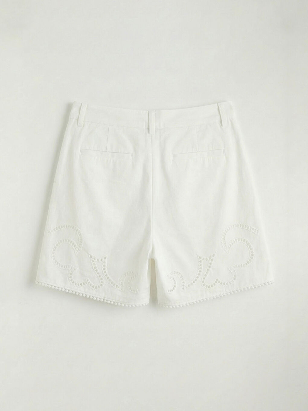 Beyaz Loose Fit Nakışlı Kadın Şort-5