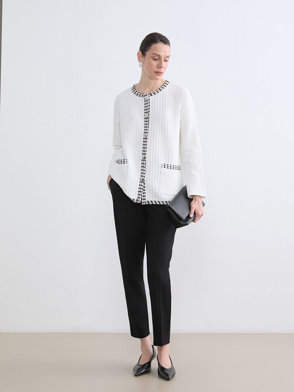 Beyaz Bisiklet Yaka Dokulu Kadın Hırka-1