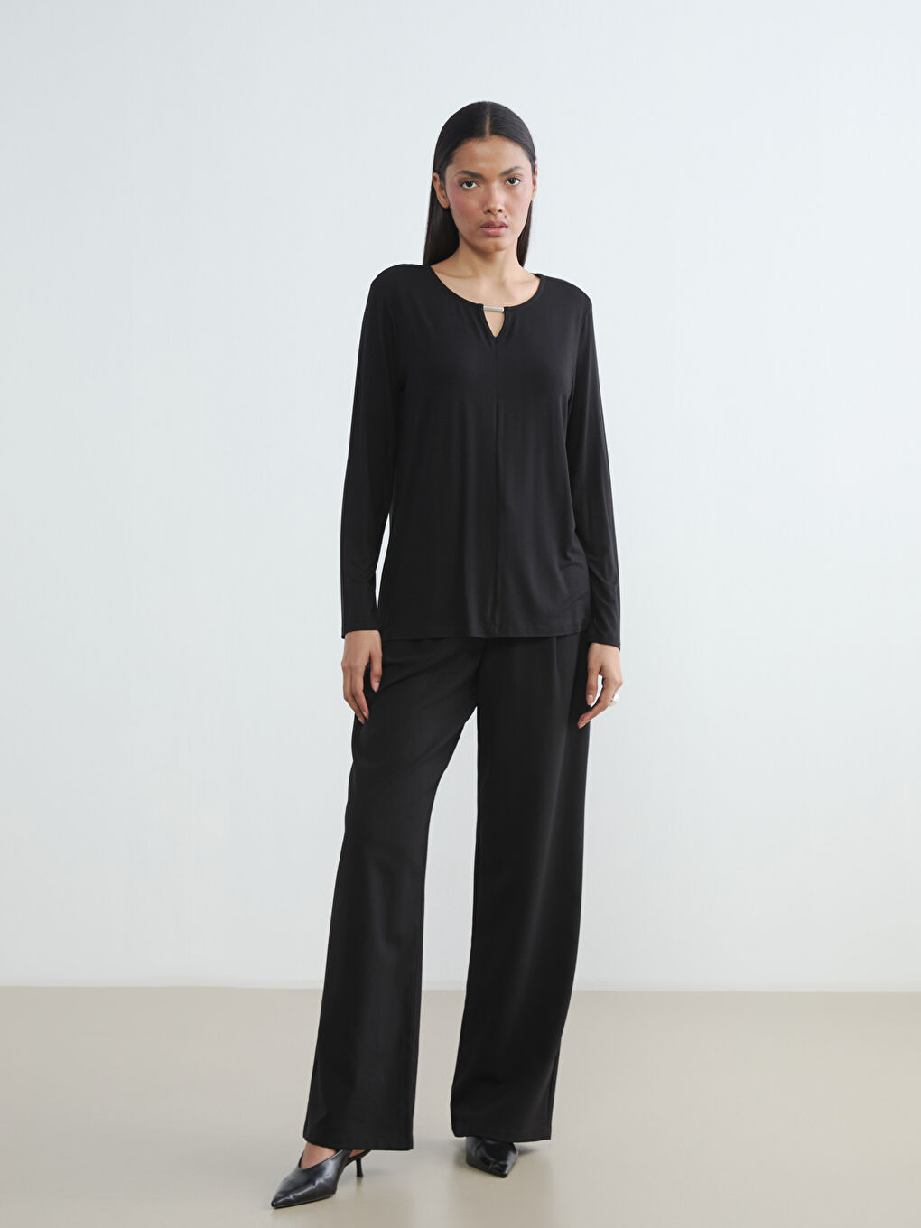 Siyah Bisiklet Yaka Pencere Detaylı Bluz-1