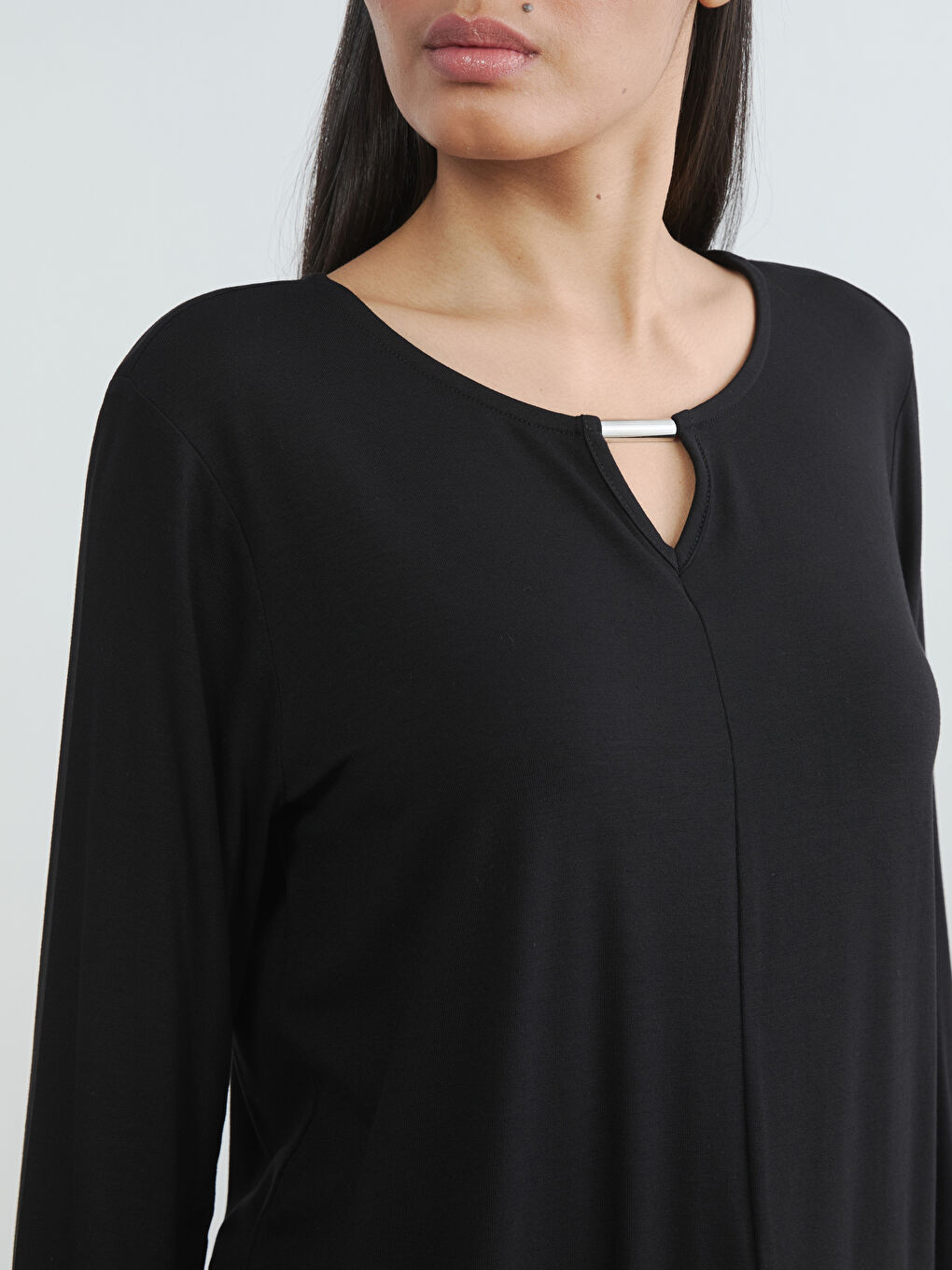 Siyah Bisiklet Yaka Pencere Detaylı Bluz-2