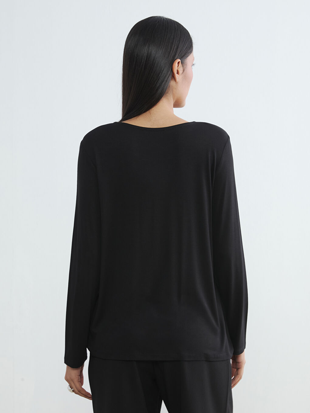 Siyah Bisiklet Yaka Pencere Detaylı Bluz-3