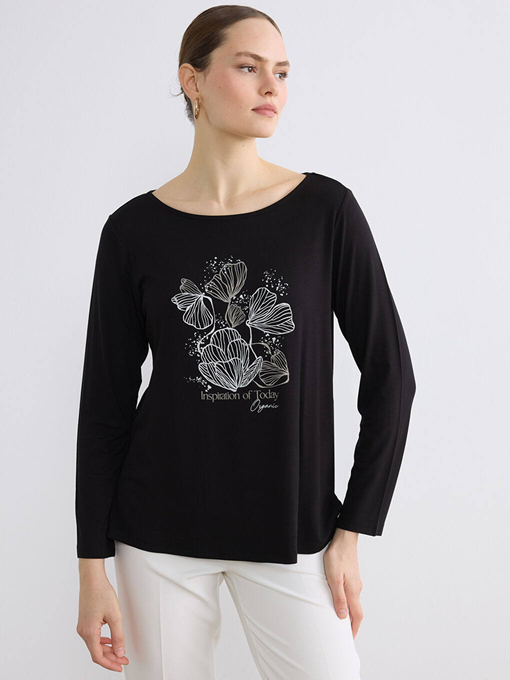 Siyah Bisiklet Yaka Çiçekli Kadın Tişört