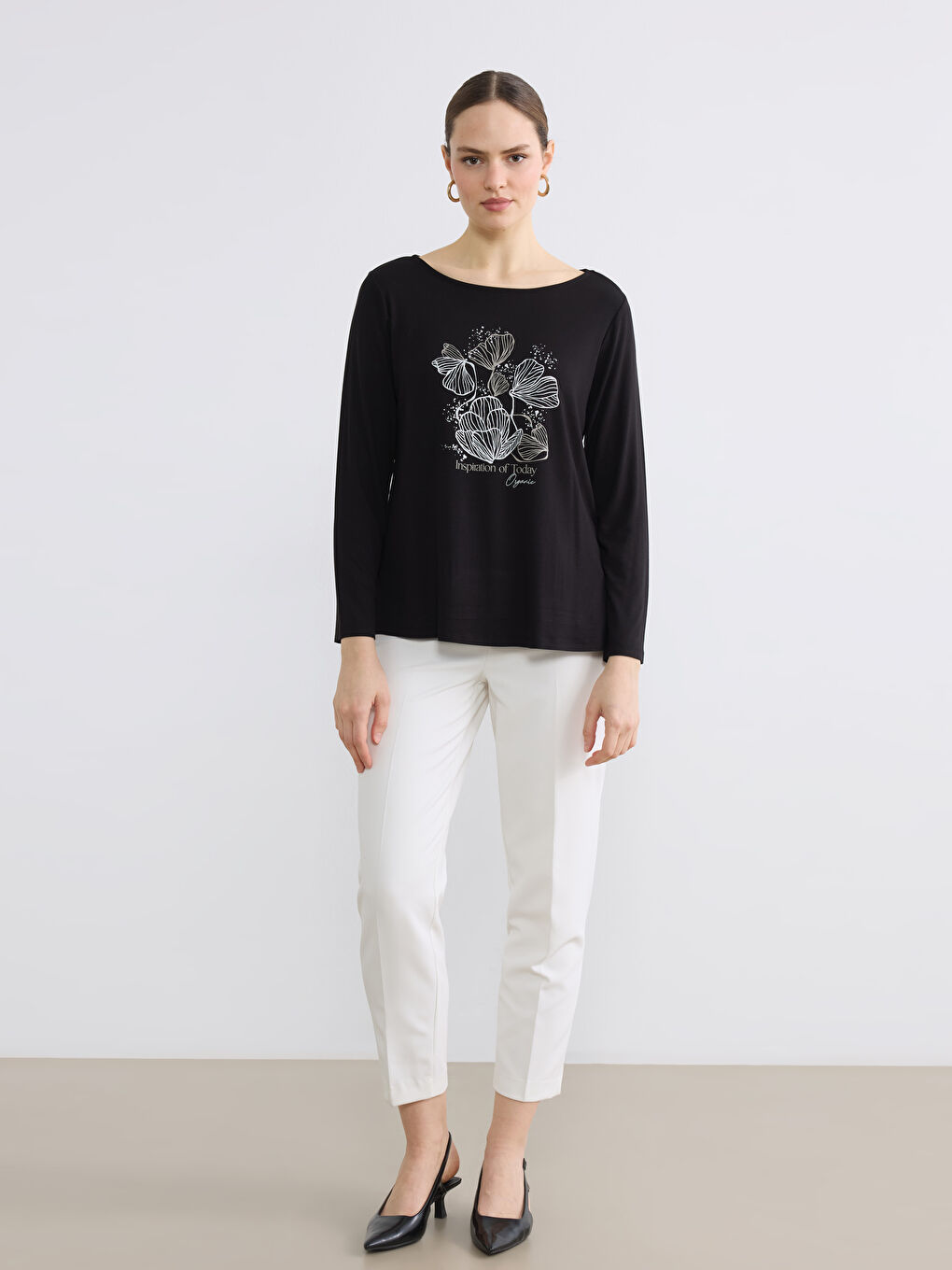 Siyah Bisiklet Yaka Çiçekli Kadın Tişört-1