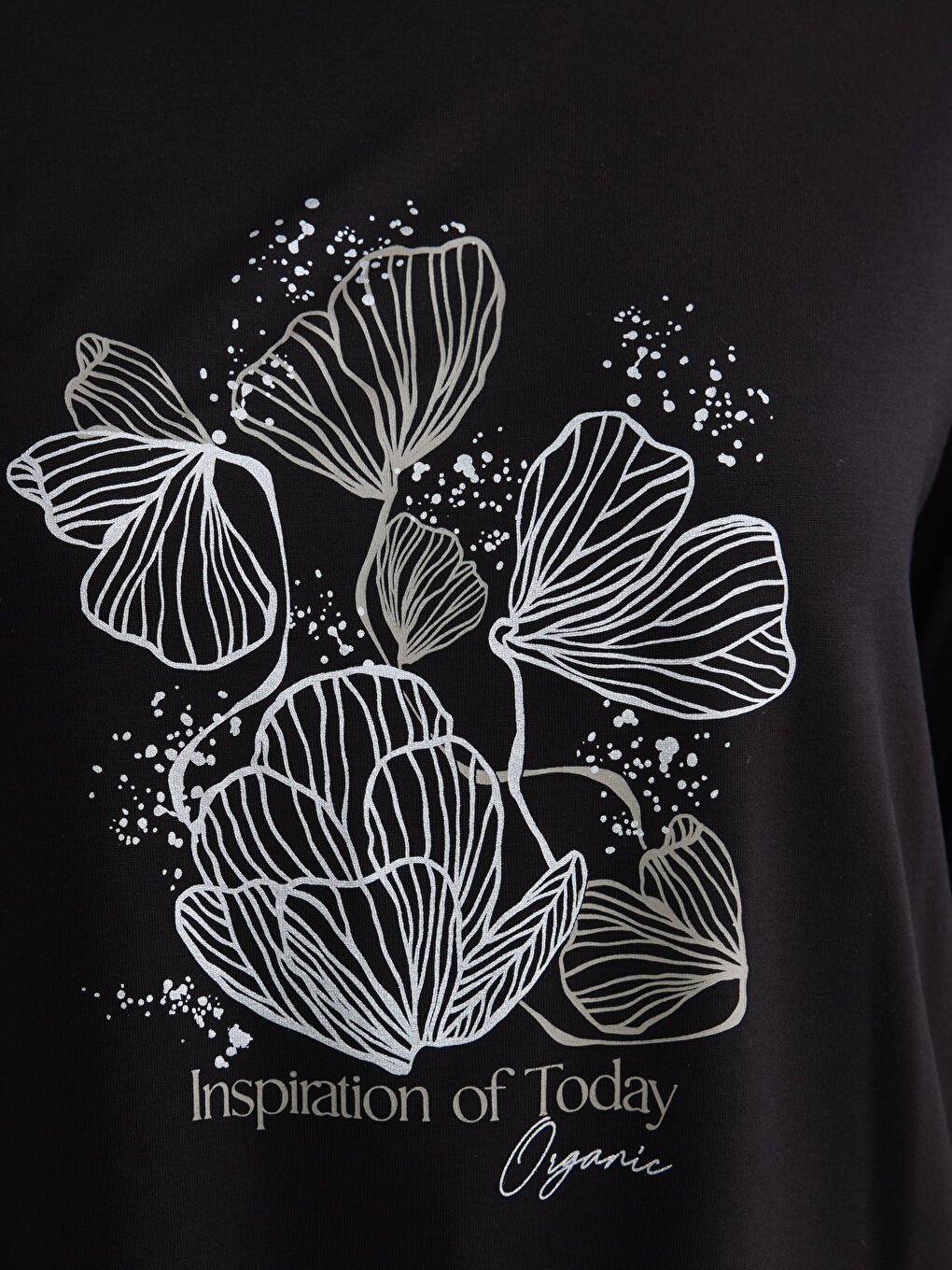 Siyah Bisiklet Yaka Çiçekli Kadın Tişört-2