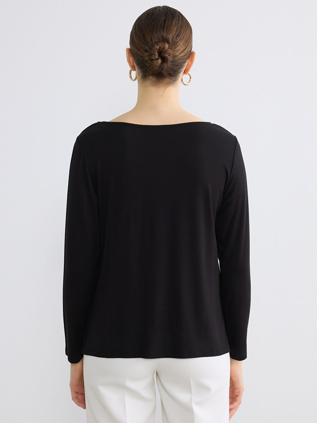 Siyah Bisiklet Yaka Çiçekli Kadın Tişört-3