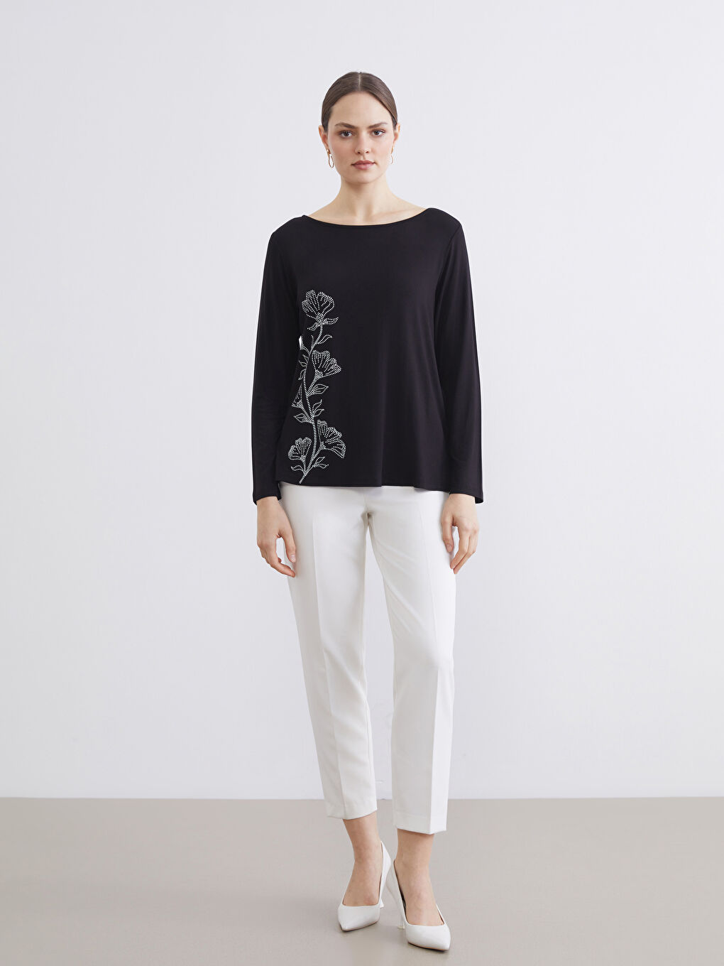 Siyah Bisiklet Yaka Taşlı Kadın Tişört-1