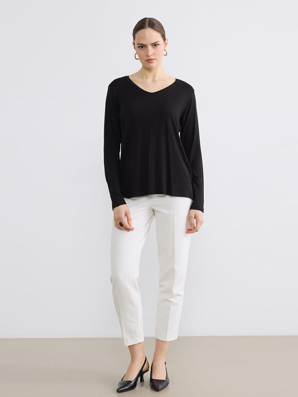 Siyah V Yaka Kadın Tişört-1